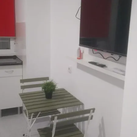 Estudio Encantador Cerca Del Carrefour Rosaleda 1 Apartment